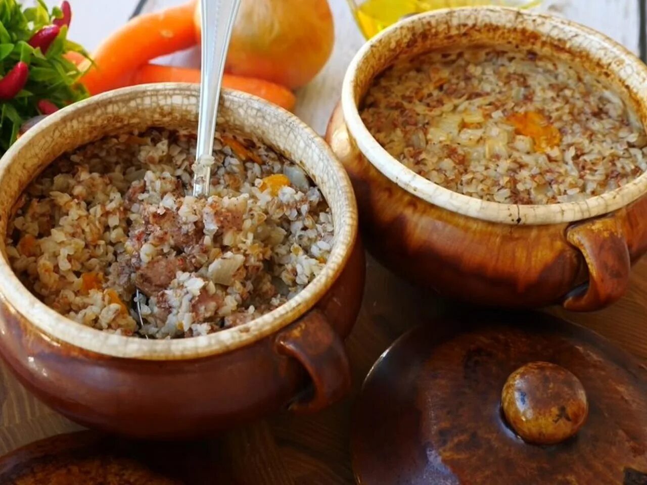 гречка по купечески с грибами. гречневая каша с мясом в горшочках. гречка томленая в горшочке в духовке. гречневая каша с мясом в горшочках. гречка с картошкой.