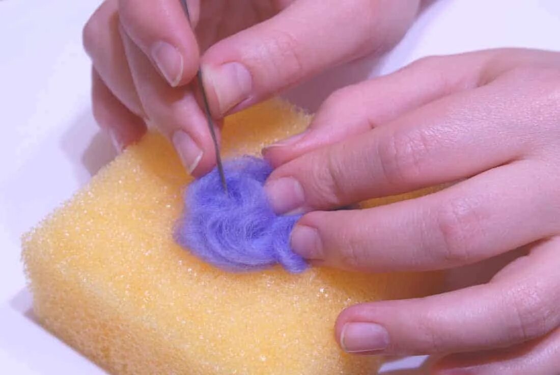 Сваленная шерсть. Валяние процесс. Мокрое валяние шерсти. Мокрое валяние из шерсти. Валяние из шерсти процесс.