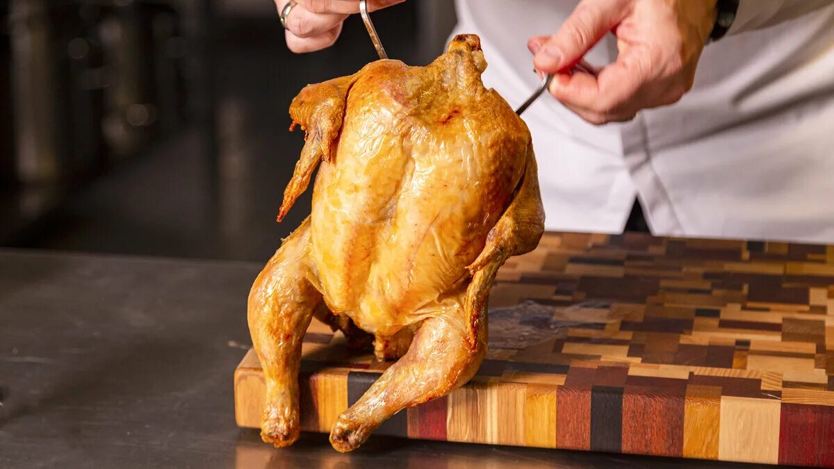 Курочка в духовке по пекински. Хрустящая курица. Как сделать курицу по пекински. Как сделать курицу в духовке с хрустящей корочкой.