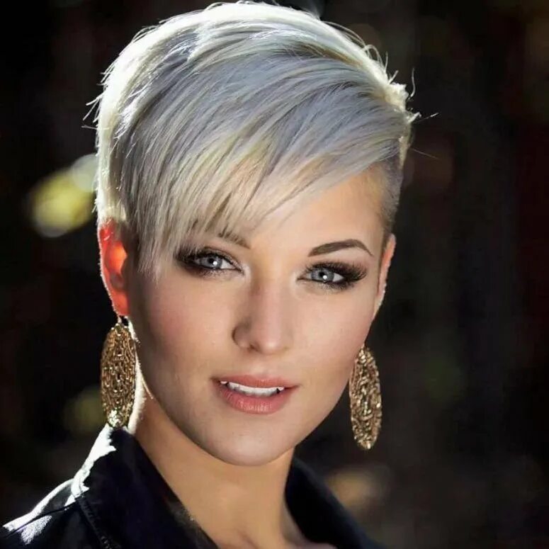 Модные прически 2023 женские короткие. Стрижка пикси 2022. Пикси калманович. Модные стрижки пикси 2018. Стрижка короткая женская модная.