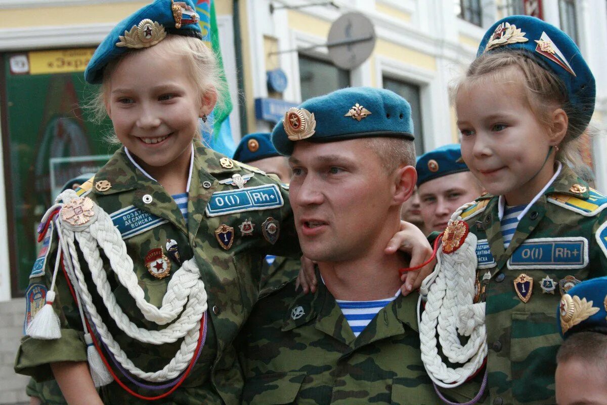 Военный с ребенком. День воздушно-десантных войск. С днем ВДВ. Дети военнослужащих. Семья 23 рф