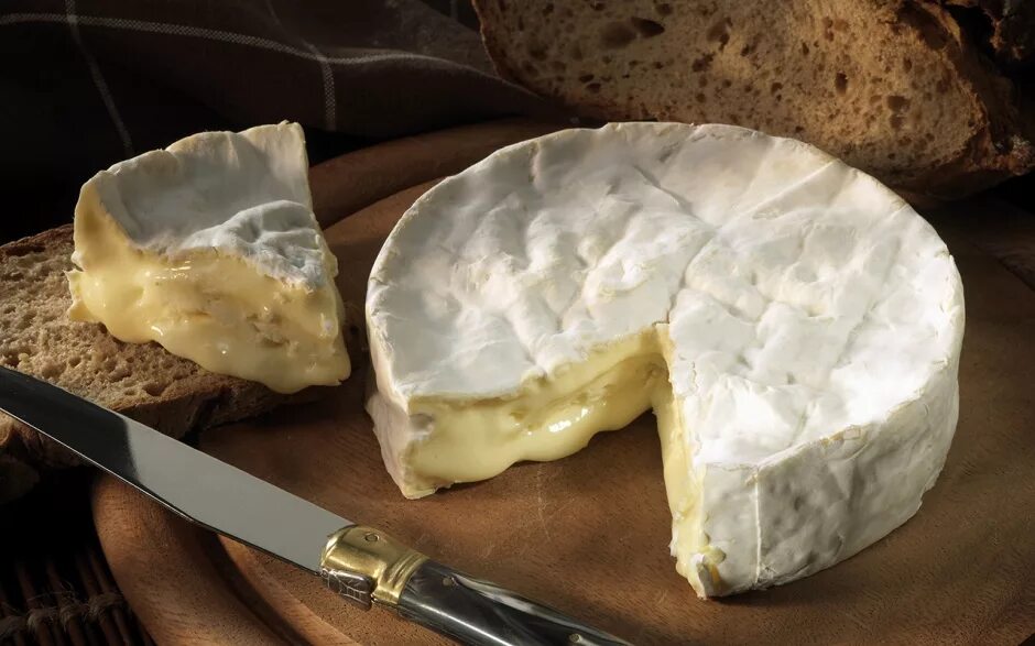 Сыр в который макают хлеб. Сыр камамбер. camembert  камамбер. французский сыр камамбер. куломье (сыр).
