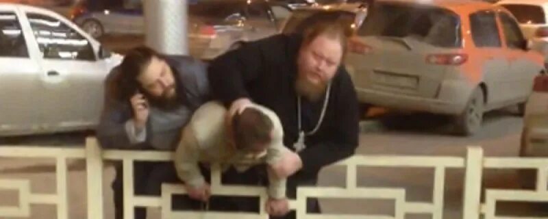 Священники бьют. Священники бьют. Священники бьют. Батюшка мем. Уртенов аслан.