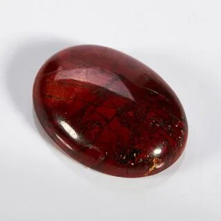 Бордовый драгоценный камень