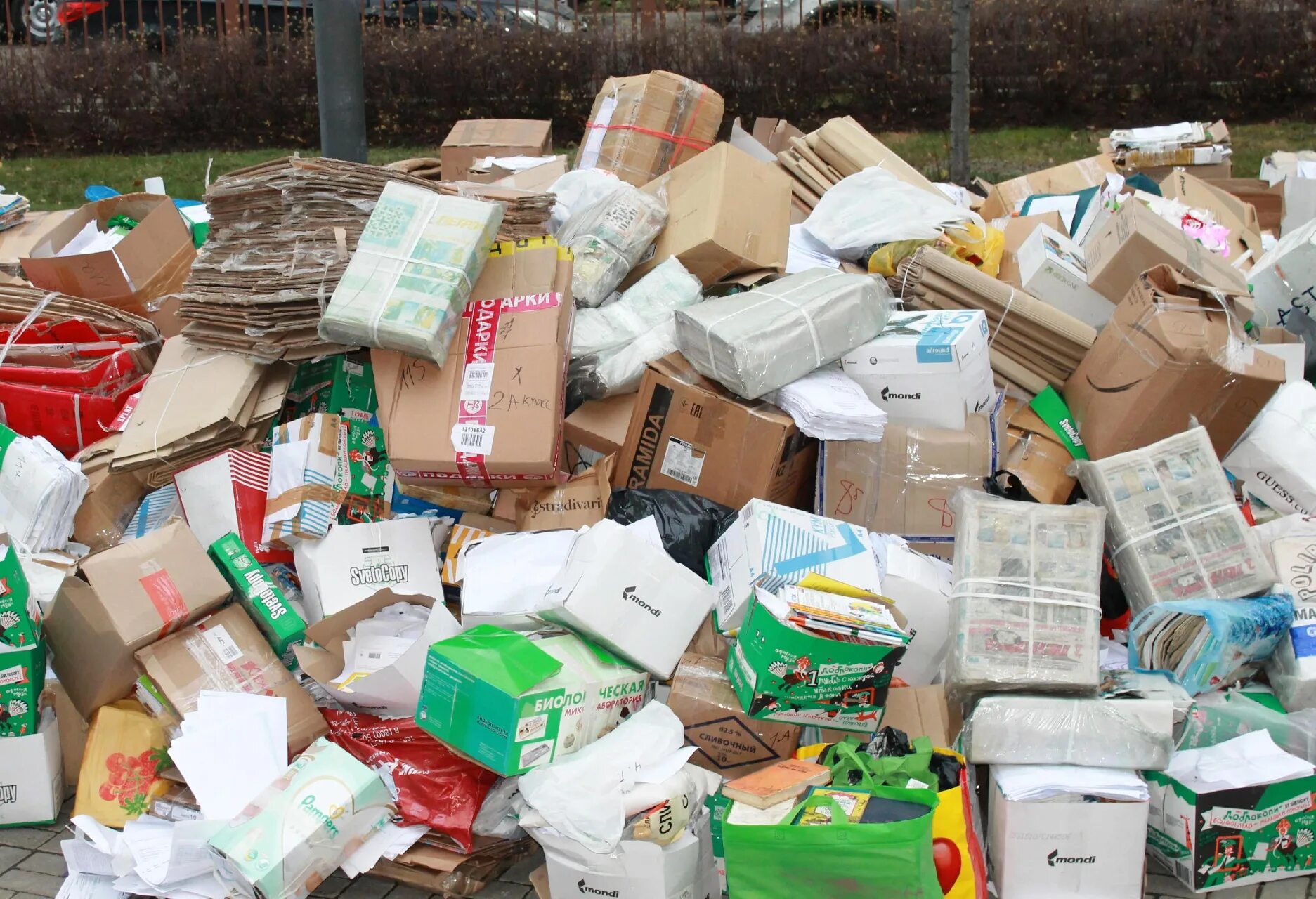 Макулатура в школу что собирать. Сбор вторсырья в школе. Сборка макулатуры. Сбор макулатуры в школе. Макулатура.