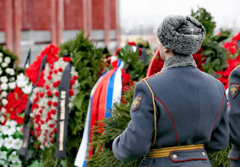 Похоронить пенсионера. Отдание воинских почестей. Отдание воинских почестей погибшим. Почетный караул похороны военнослужащего.