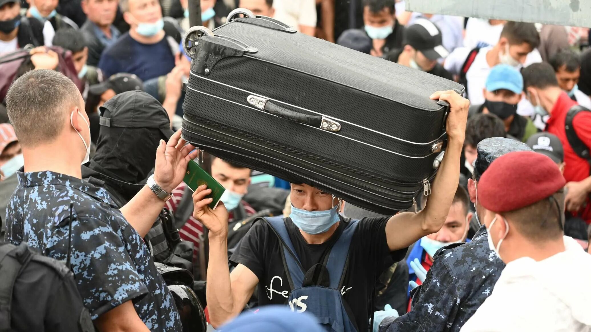 Женщины мигранты из азии. Гафуров мусо консуль посольство таджикистана. Мигранты в россии. Новости таджикистана на сегодня мигрантов. Мигранты узбекистана.