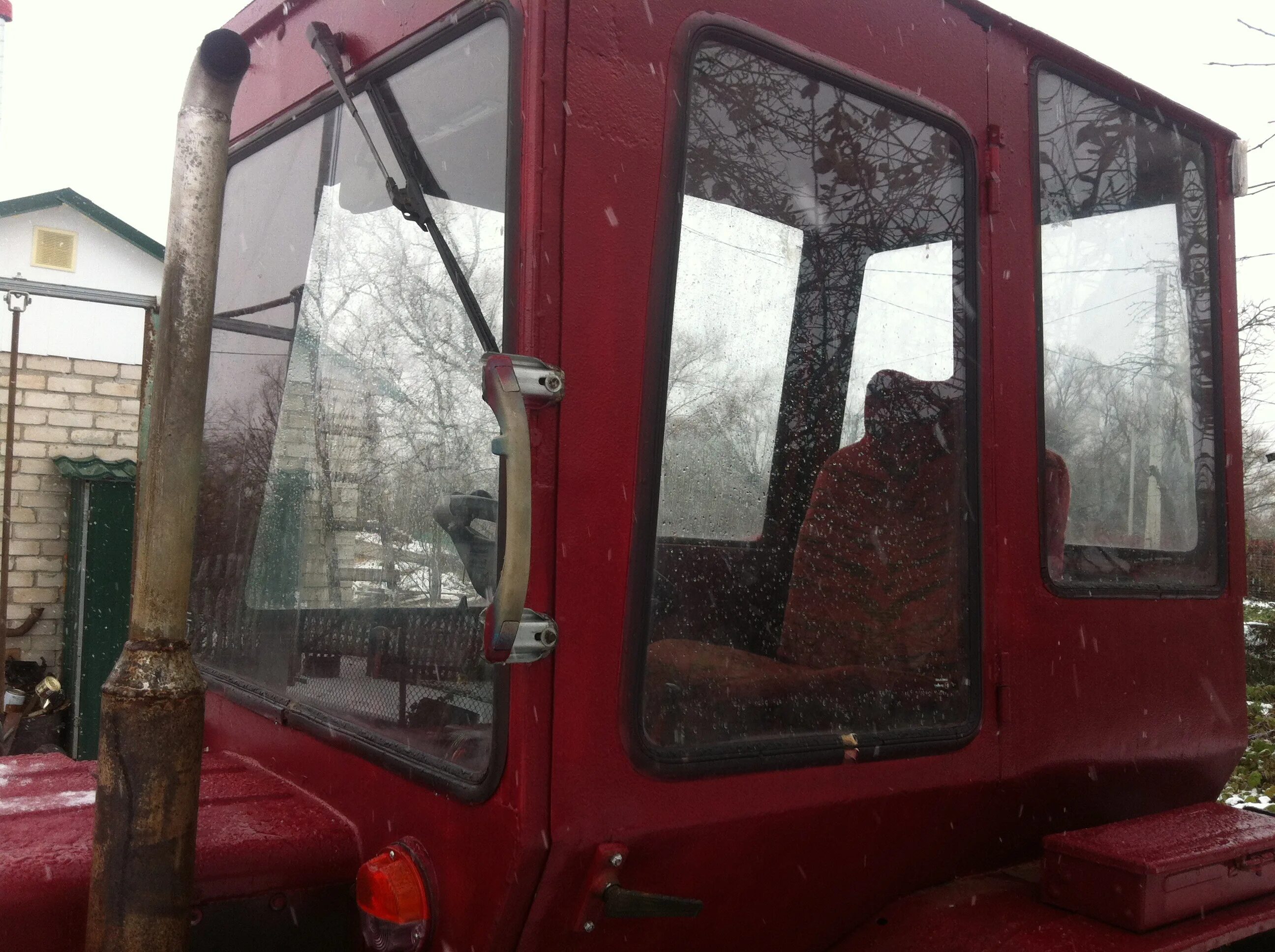Стекло заднее мтз 2022. Кабина мтз-80,82 малая. 151. Стекло боковое кабины лтз 55. Стекло на трактор.