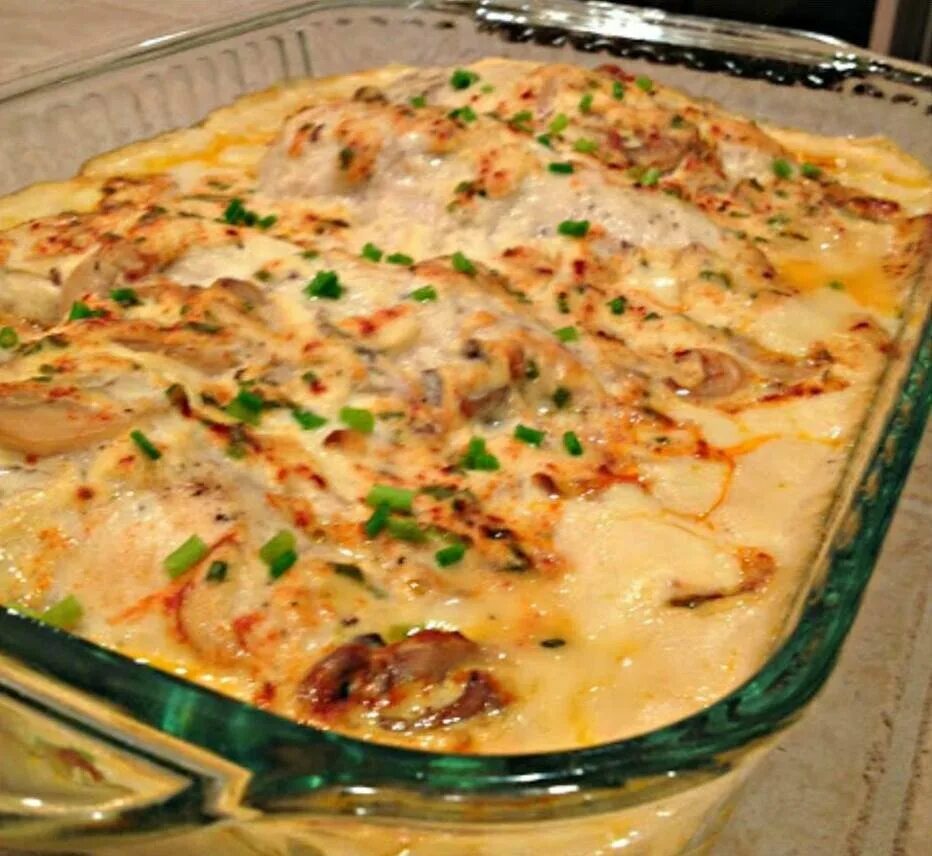 Курица с картофелем в сливках в духовке. Курица с картофелем в сливках в духовке. Картофельный гратен в сливочном соусе. Картошка под соусом в духовке. Картофель дофинуа.