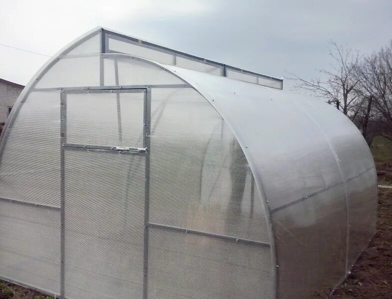 Перегородка для теплицы иркутск. Бабушкино оранжерея дзержинске. Теплица фермерская прямостенная. Форточка для теплицы из поликарбоната. Магазин теплица.