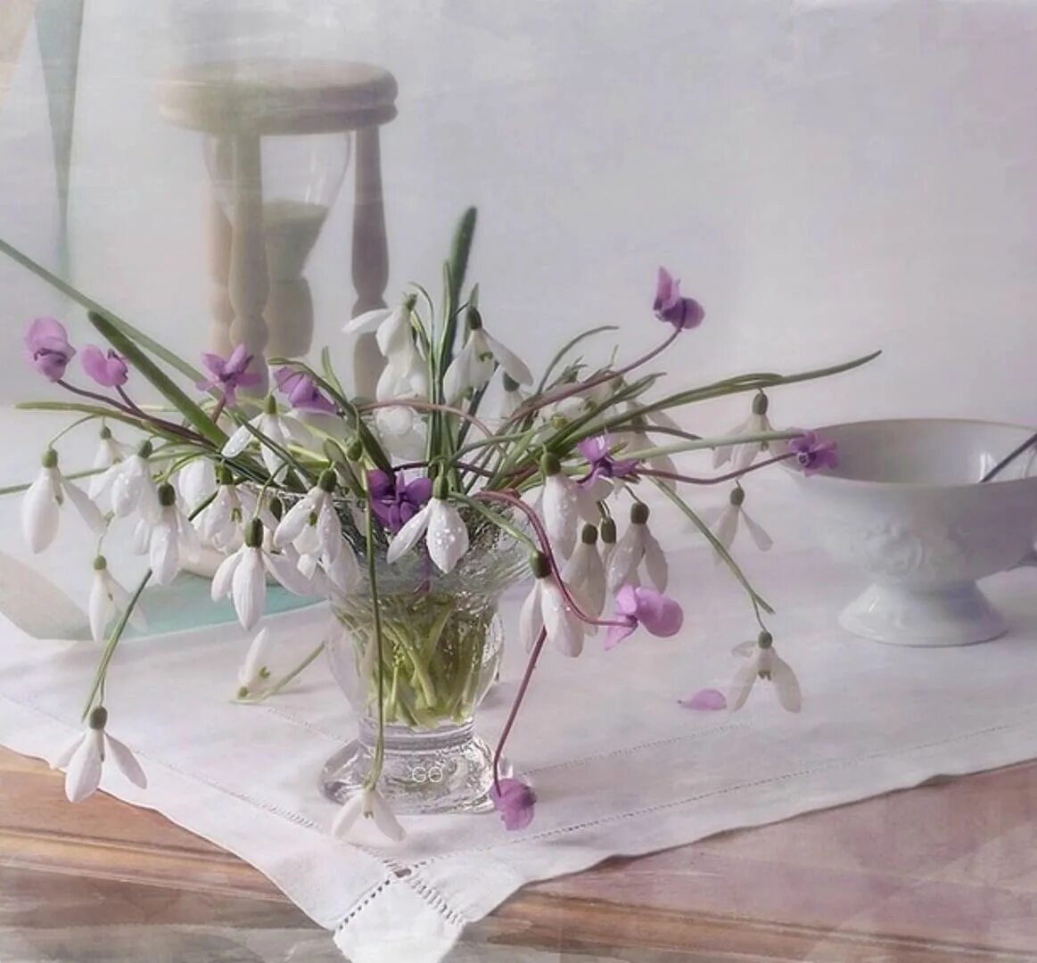 Теплая ласковая весенняя. Джим Фаррант натюрморт. Джим Фаррант художник. Натюрморт с весенними цветами. Весенние цветы в вазе.