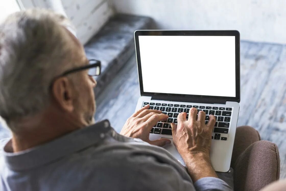 Выплаты через интернет. Дед с ноутбуком. Старики и компьютер. Пожилые люди пользуются интернетом. Живые картинки дед с нуштуком.