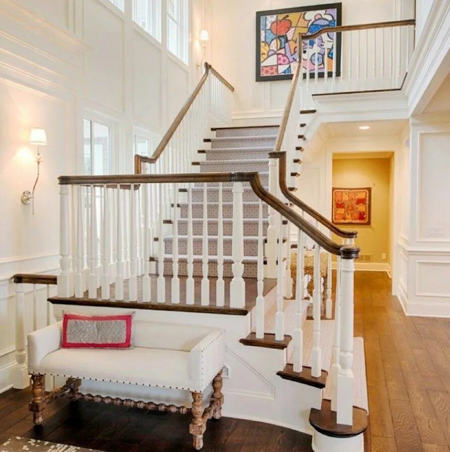 Лестница. Лестница в доме на второй этаж. Лестничная площадка в частном доме. Лестница с площадкой в классическом стиле. Лестница в частном доме на второй.