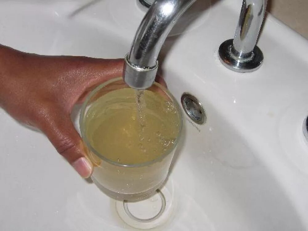 Некачественная вода. Грязная питьевая вода. Грязная вода из крана. Вода питьевая водопроводная.