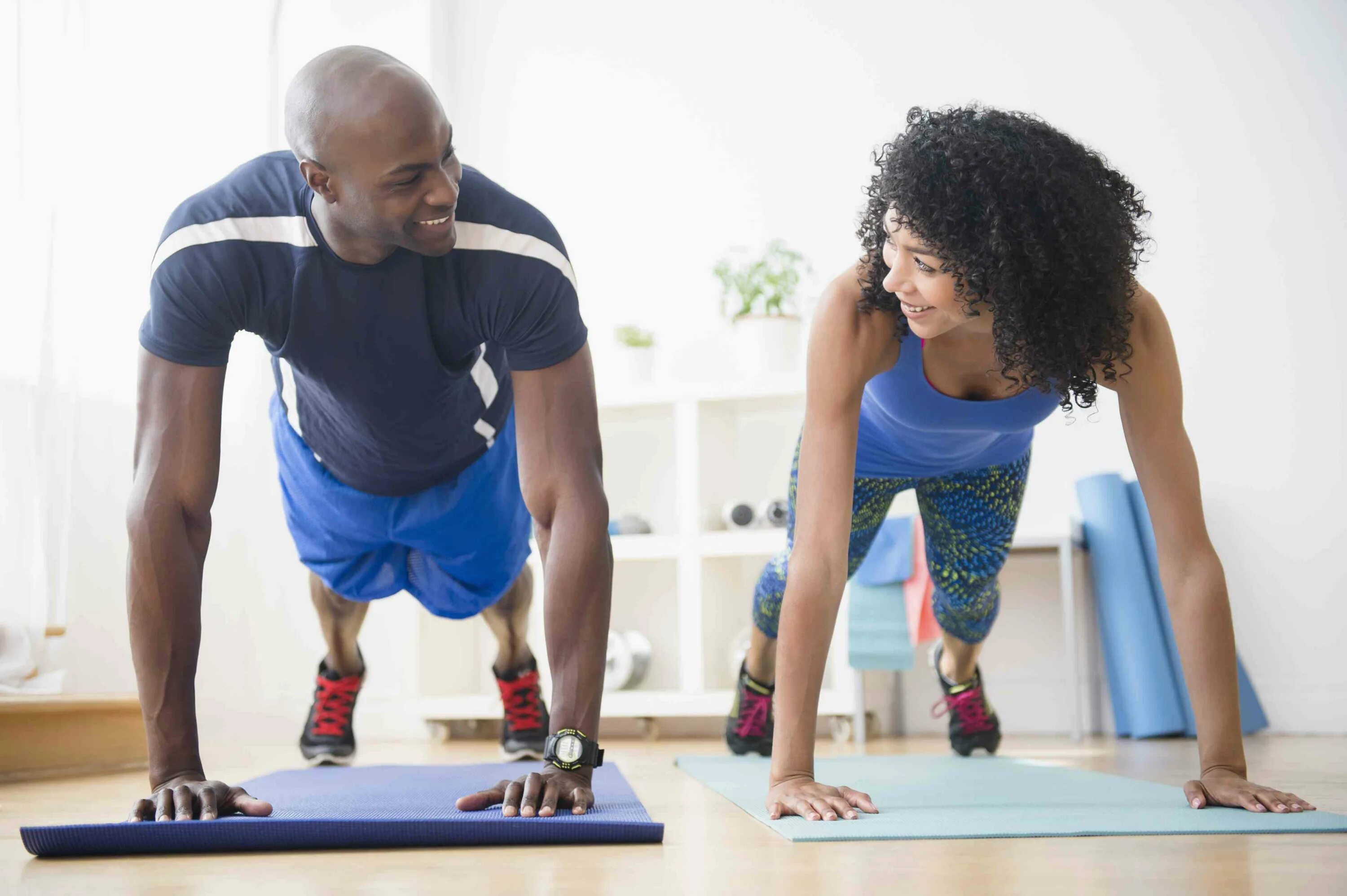 Physical taking. Фитнес в возрасте. Воркаут афро. Афроамериканец занимается йогой. Gym Africans.