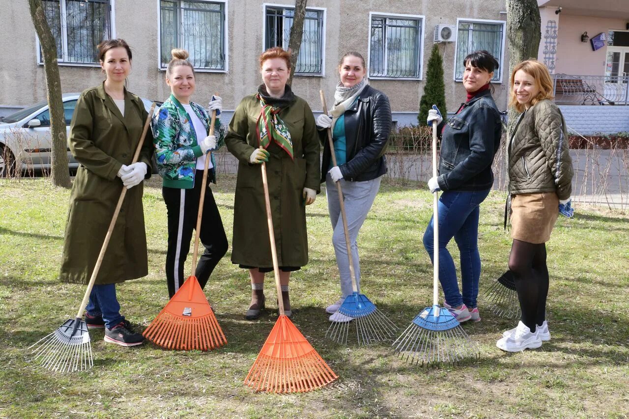 Преподаватели на субботнике. Учителя на субботнике. Группа субботник. Педагоги на субботнике. Школьники на субботнике.