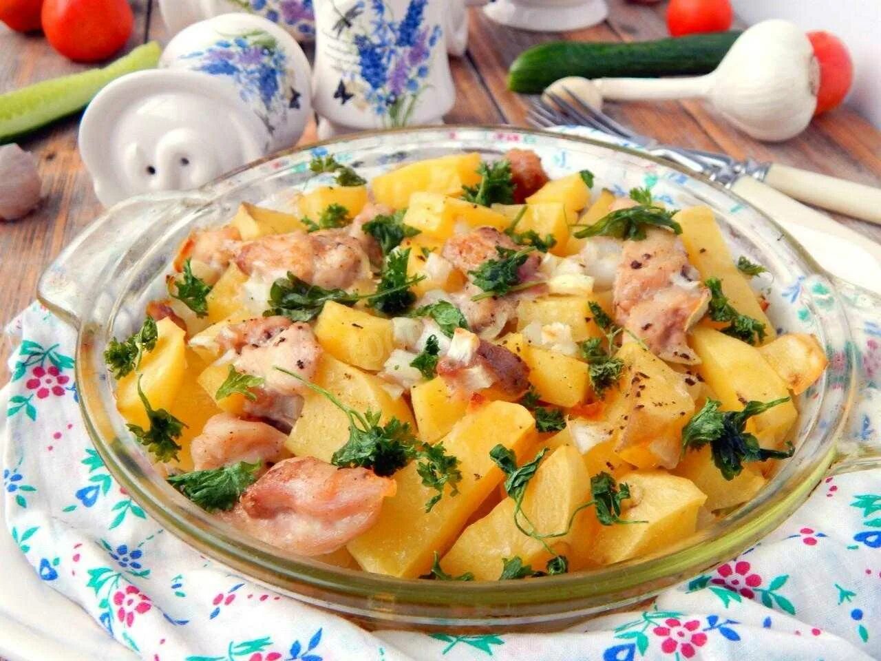 Индейка с картошкой в духовке со сметаной. Филе индейки с картошкой в духовке. Индейка с картошкой в духовке со сметаной. Картошка под соусом в духовке. Индейка с картошкой в духовке со сметаной и сыром.