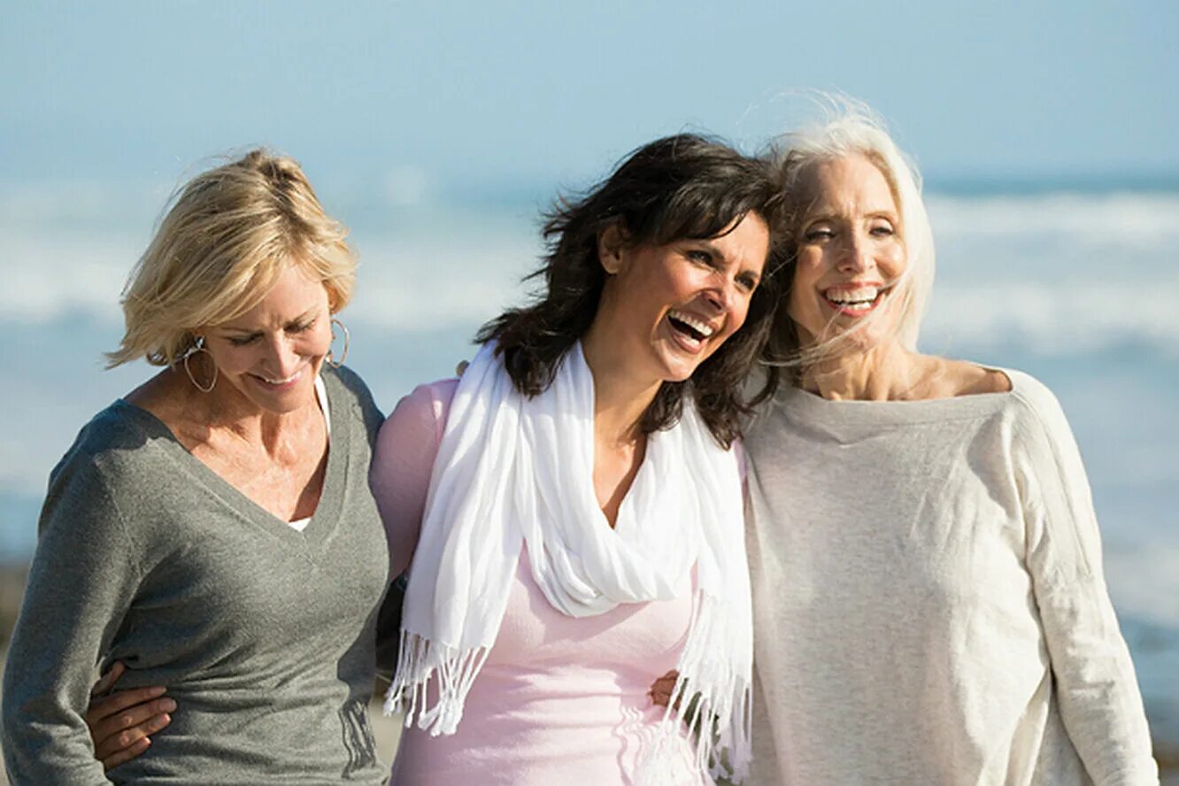 женщины разных возрастов. две женщины средних лет. красивые взрослые женщины. две женщины за 45. о женщина.