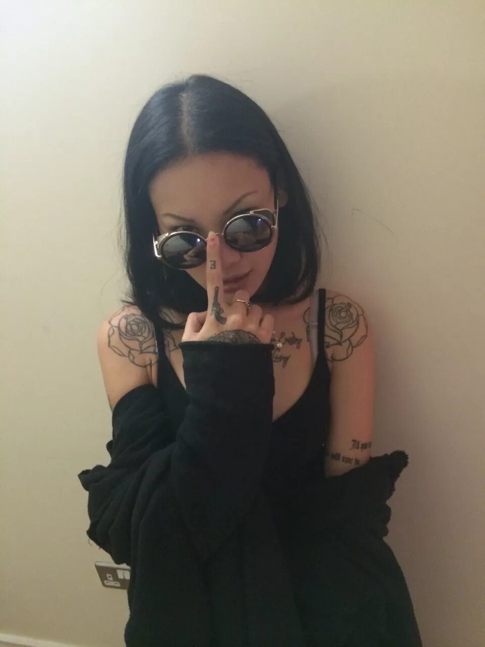 Дерзкая девушка с каре. Злая брюнетка. Анджелина джоли с пистолетом. Дерзкие девочки. Образ независимой девушки.