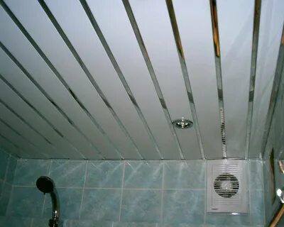 Потолок в ванной из пластиковых панелей