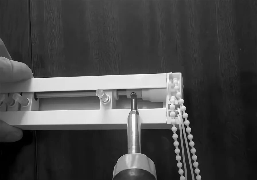 Жалюзи ремонт механизма. Рулонные шторы olexdeco mini roller blind. Схема устройства подъемного механизма горизонтальных жалюзи. Схема устройства подъемного механизма горизонтальных жалюзи. Сборка бегунков для вертикальных жалюзи.