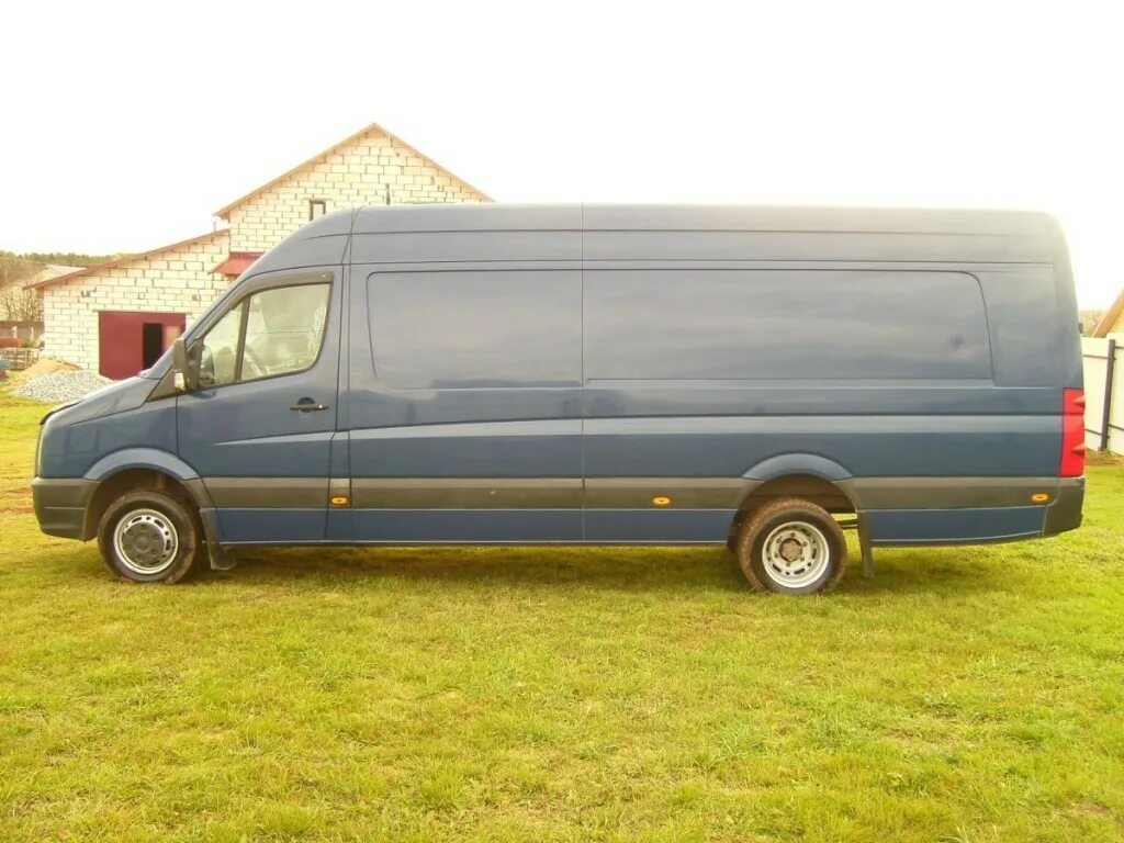 Купить фольксваген крафтер бу. Volkswagen Crafter 2010 сбоку. VW Crafter 2010. Крафтер 2006 перед. Фольксваген Крафтер 2010 года фото.