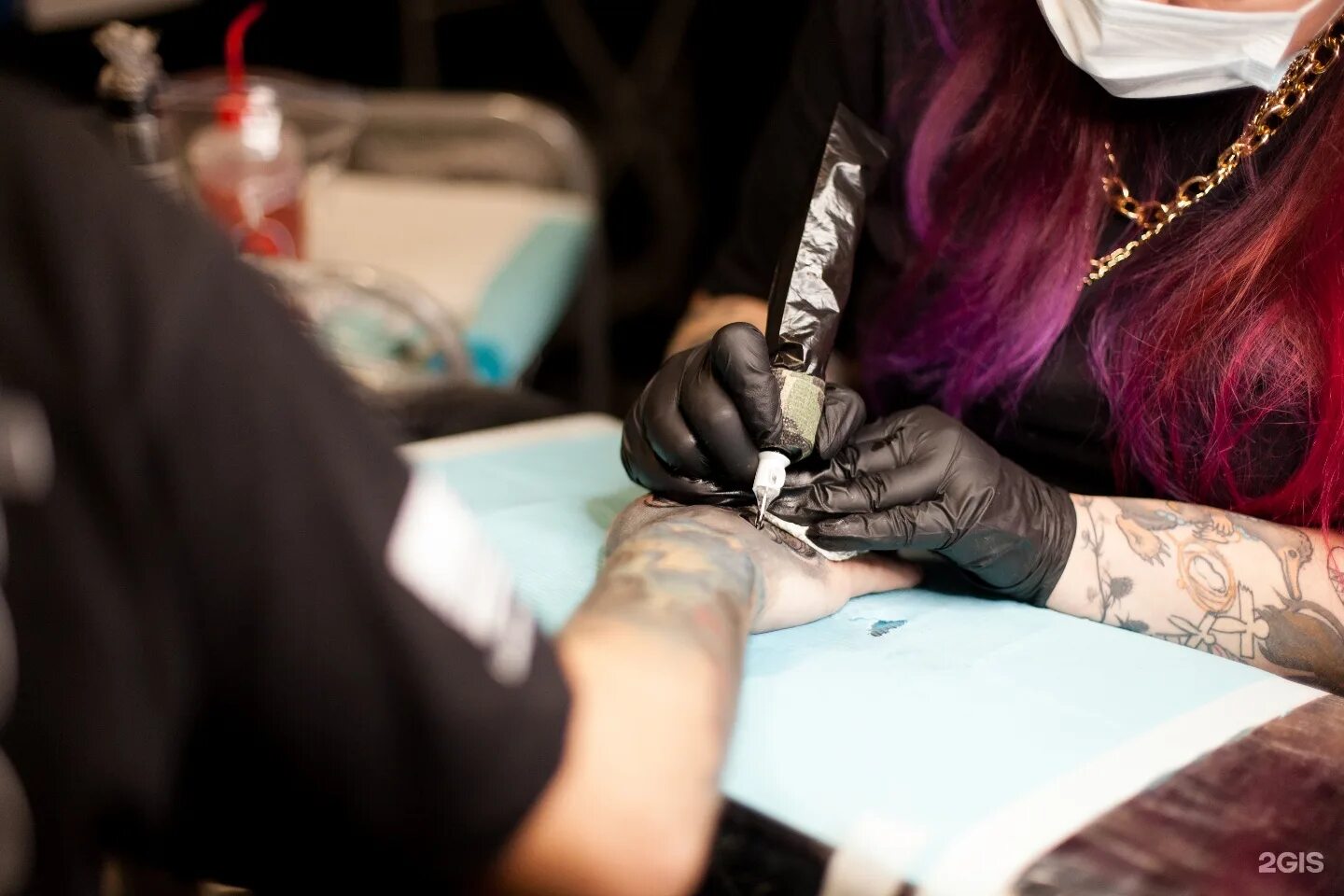 тату студия. тату студия. интерьер тату студии. стиль тату мастера. фотосессия в тату салоне.