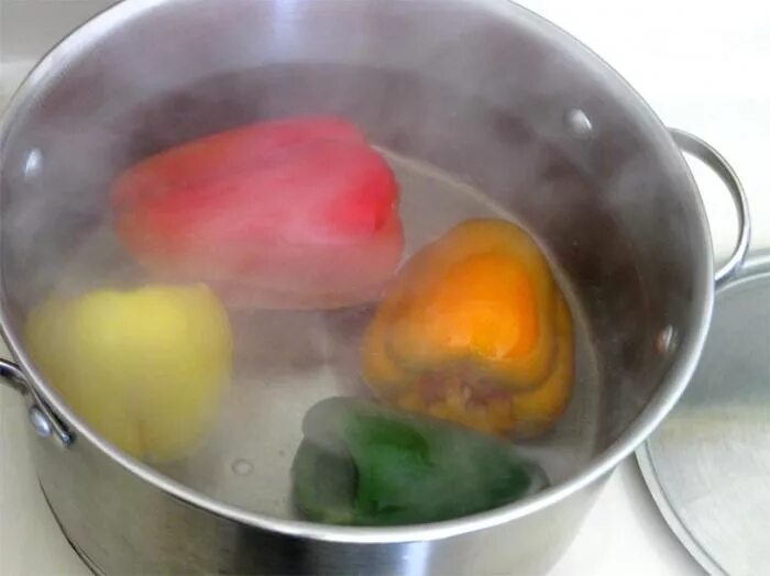Перед заморозкой нужно. Бланшировка овощей. Бланшировать овощи. Овощи в кипящей воде. Бланшировка овощей перед консервированием.
