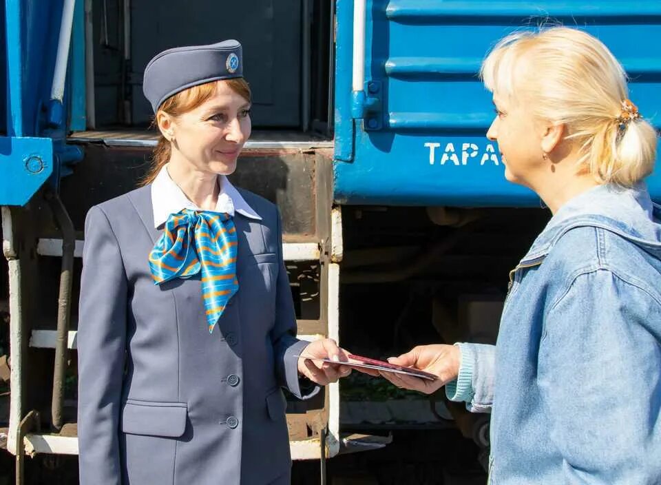 Проводники белорусской железной дороги Гомель. Белорусская железная дорога проводницы. Проводник вагона. Форма белорусских проводников. Вагонный проводник