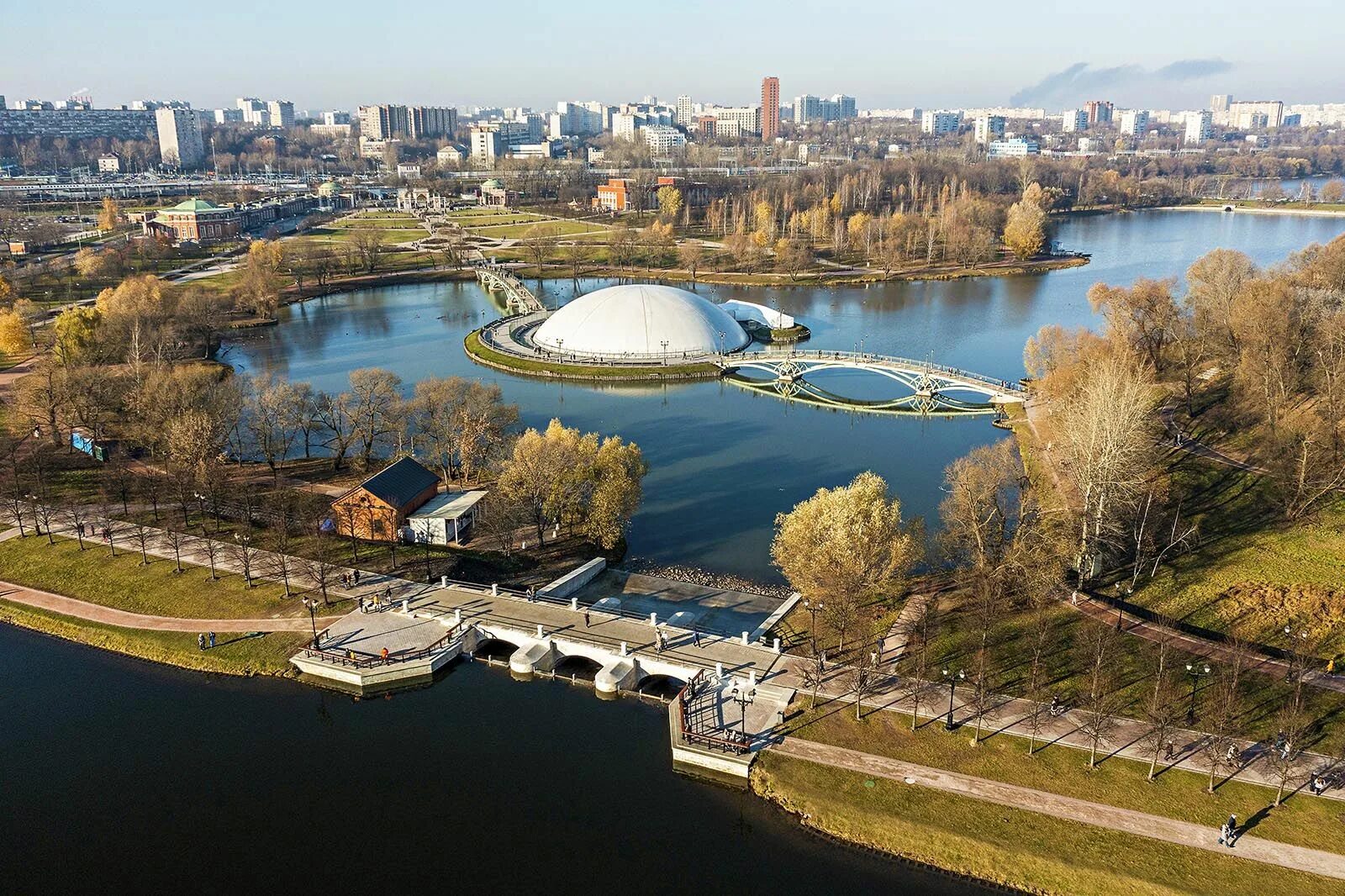 Царицыно шипиловская. Царицынская плотина в Царицыно. Шипиловская плотина Царицыно. Пруд и мост в Царицыно. Пешеходный мост «Царицынская плотина».