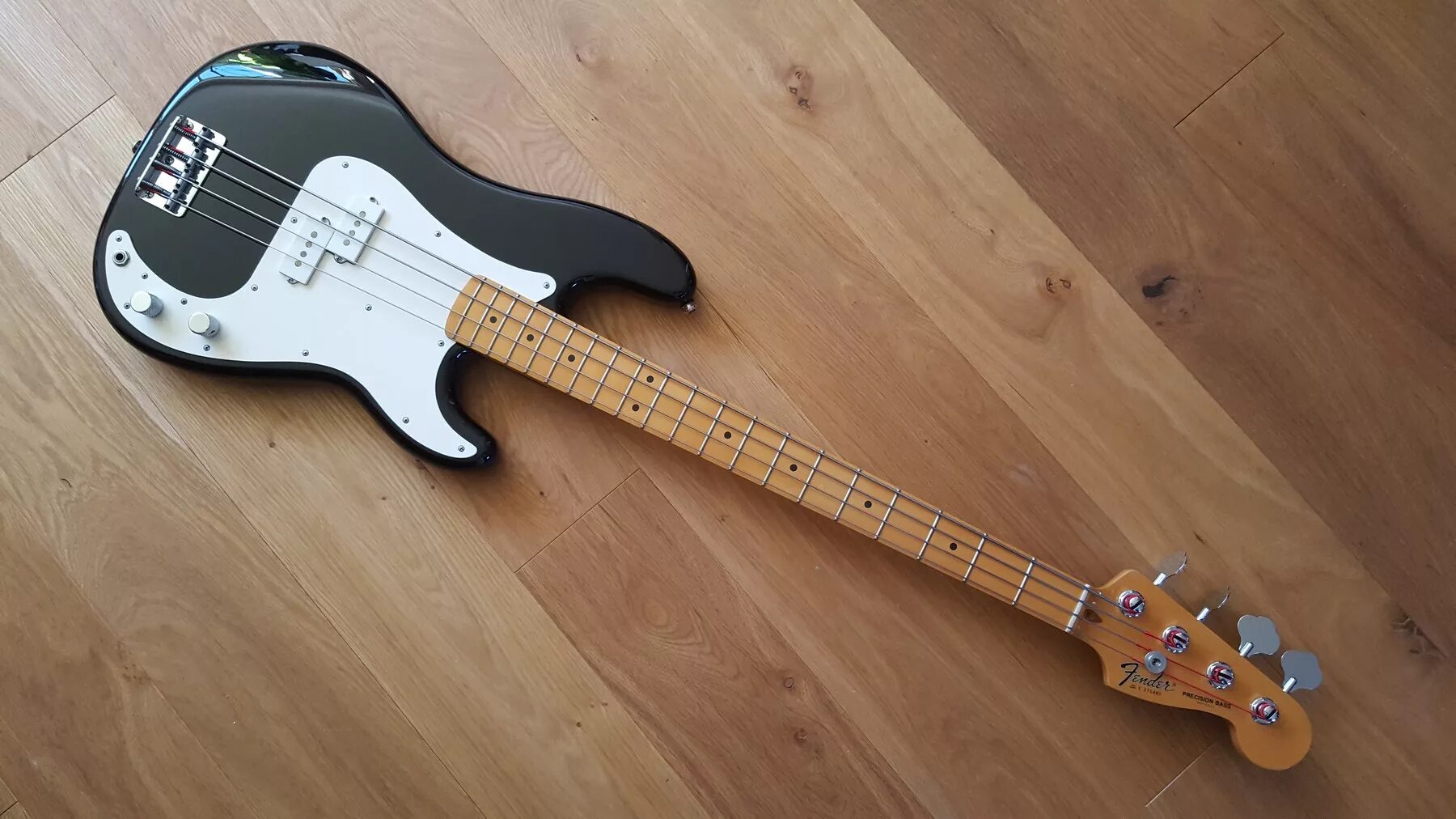 Бас-гитара Fender Highway one Precision Bass. Fender электрогитара 80. Бас гитара Фендер 1953. Гитара c l Fender 1953.