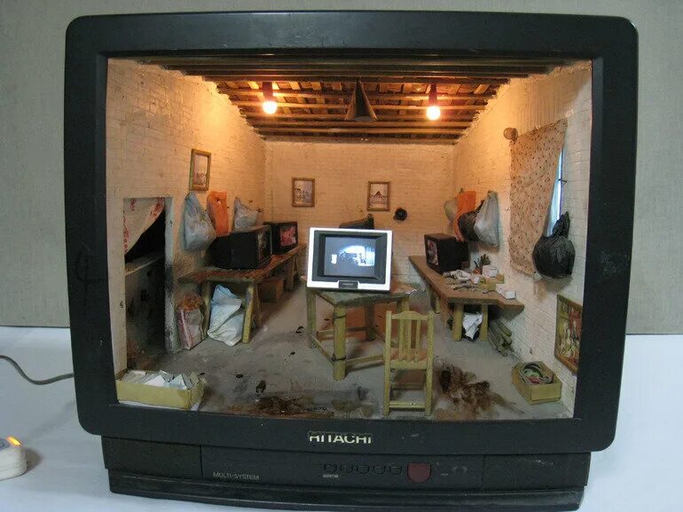 Что делать новый телевизор. Старый телевизор. Старый телевизор в интерьере. Поделка телевизор. Телевизор с кинескопом.