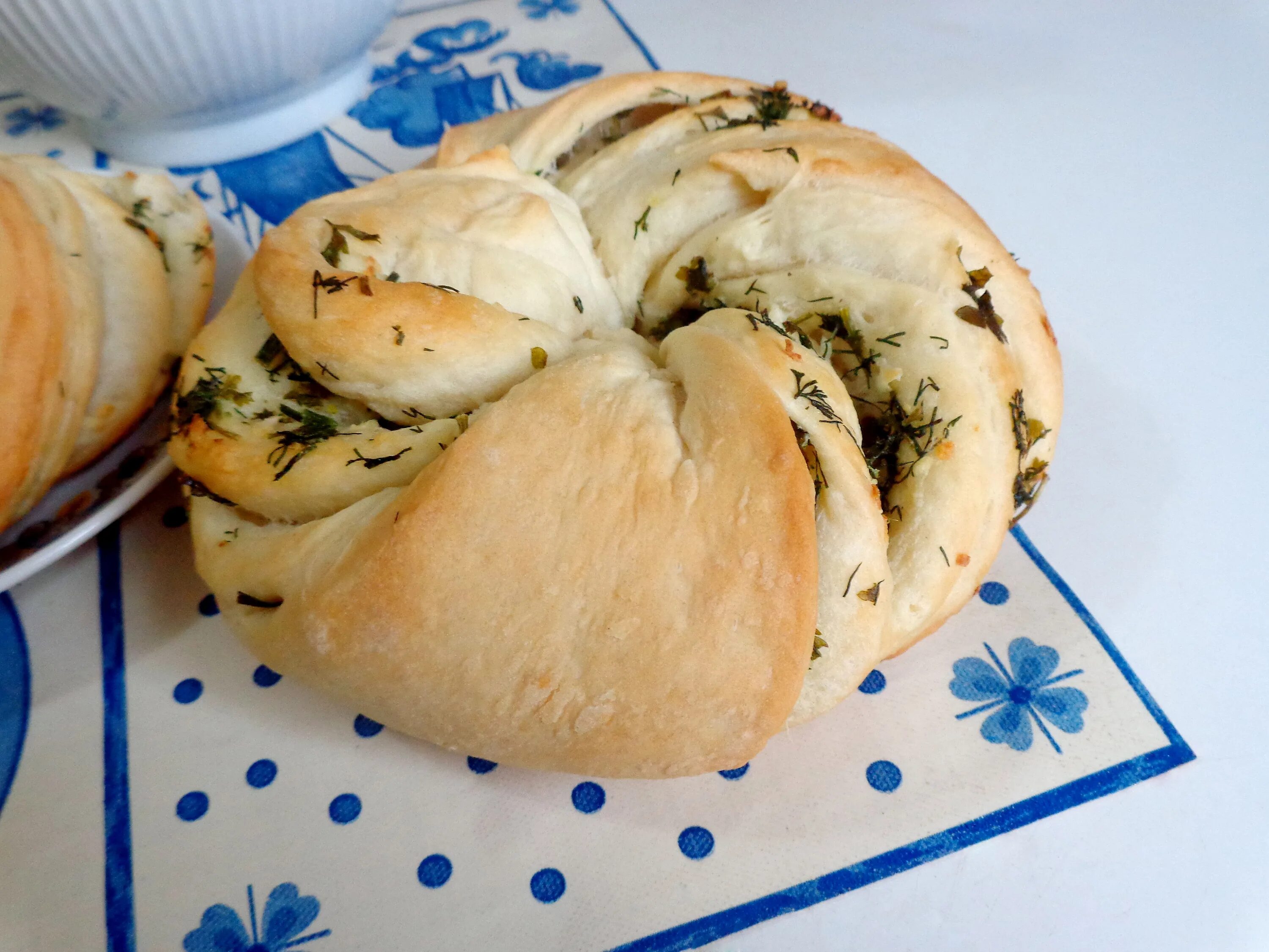 Чесночные булочки рецепт. Булочки с сыром и чесноком из дрожжевого теста в духовке. Калач с начинкой. Калач с мясом. Булочки с зеленью и чесноком магазинный.