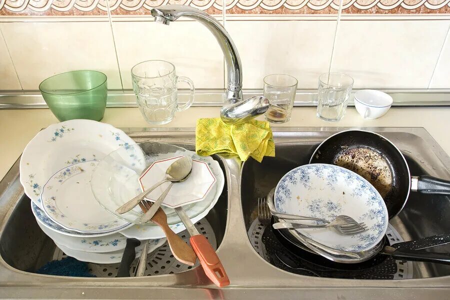 Посуда в раковине. Немытая посуда в раковине. Посуда d hfrfdbzt. Кухня с раковиной и грязной посудой.