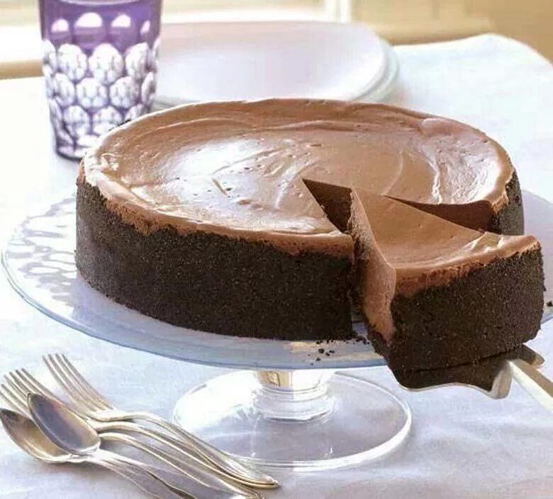 Рецепт шоколадного чизкейка в домашних. Чизкейк шоколадный. Шоколадный чизкейк домашний. Шоколадный чизкейк со взбитыми сливками. Чизкейк "три шоколада".