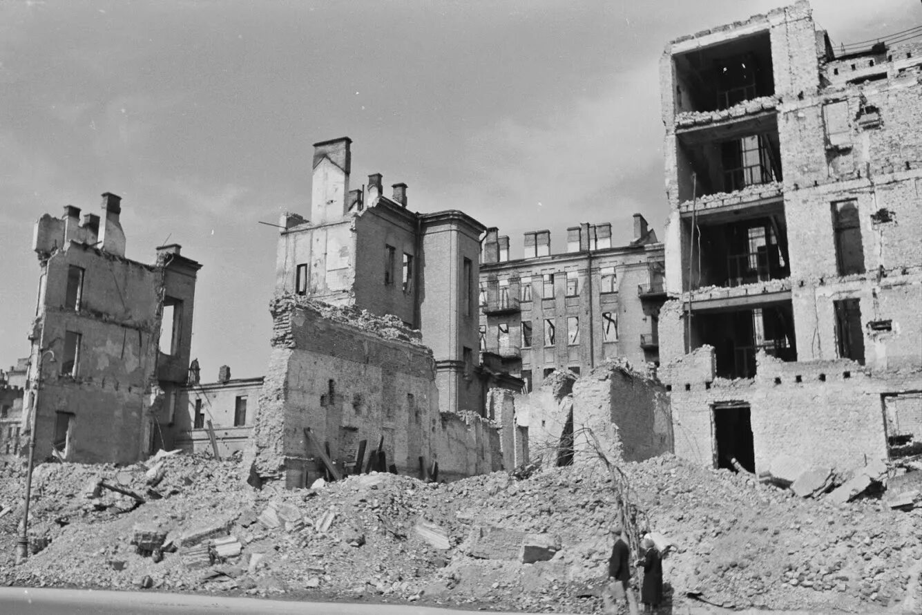 Дом вов 2. Разрушенный киев 1941-1945. разрушенный киев 1941. киев вов 1941. киев в руинах 1943.