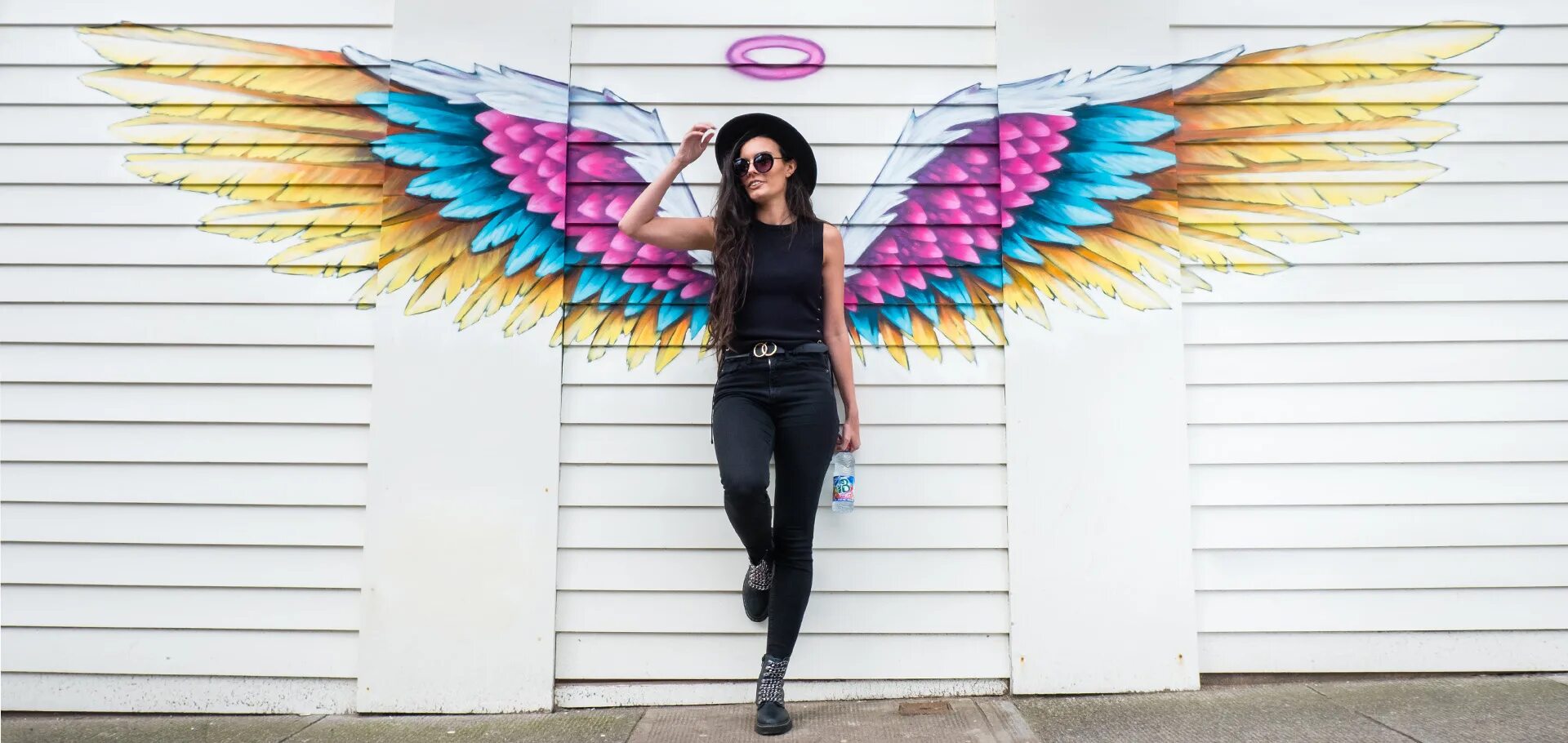 Стрит арт крылья на стене. Крылья ангела. Крылья ангела стрит арт. Граффити крылья ангела. Крылья ангела красками.
