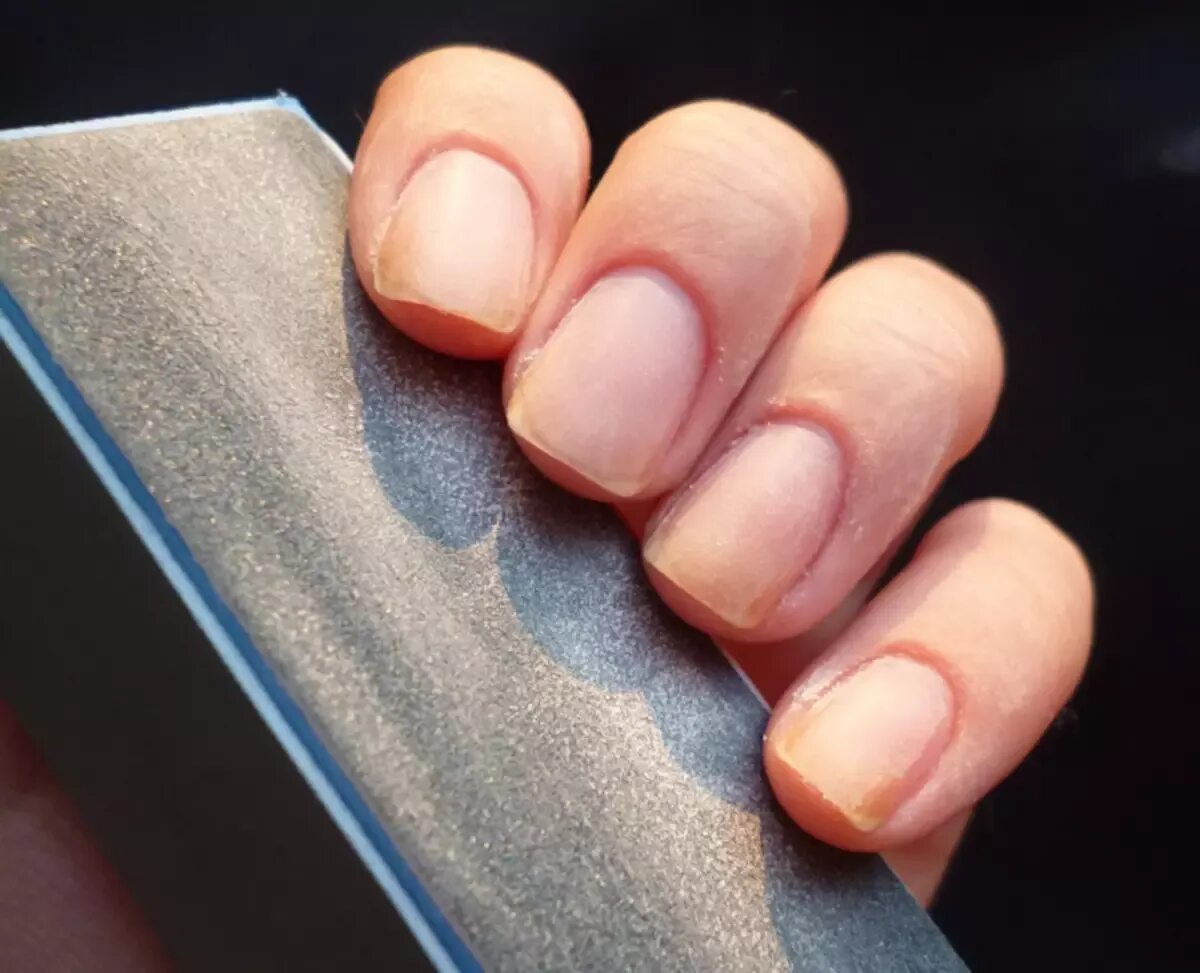 Отполированные ногти. Шлифовка ногтевой пластины пилкой. Ногти после снятия гель лака. Шлифует ногти. После праймера ногти ногти