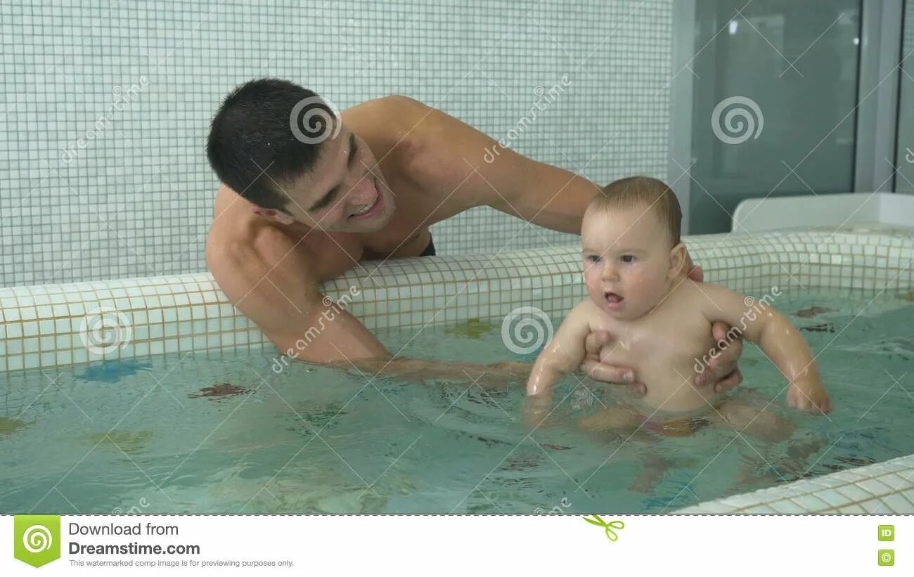 мама купается с сыном. мама с сыном купается на озере. купается в ванной. молодая мамочка в ванной. мать купает дочь.