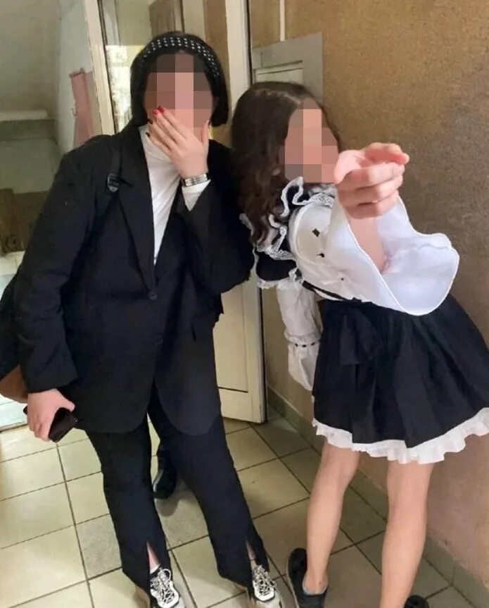 Глупая школьница. Школьницы в школе. Переодевание школьниц. Школьница бежит. Переодевается в школе.