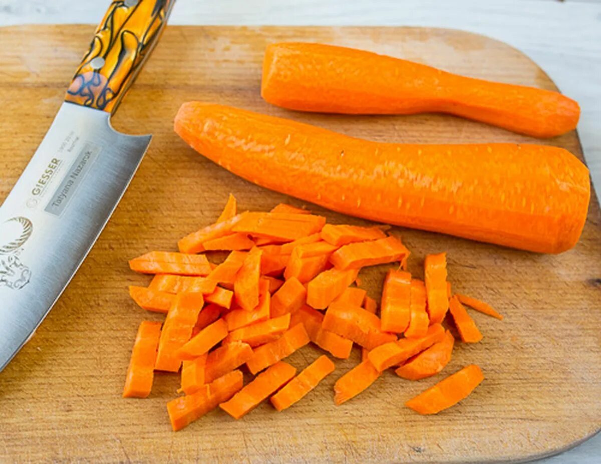 Нарезка моркови соломкой. Морковь нарезанная соломкой. Морковь для плова. Порезать морковь соломкой.