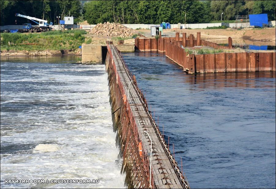 Уровень воды в белоомуте на сегодня оке. Шлюз гидроузла Белоомут. Гидроузел Белоомут на реке Оке. Ока плотина Кузьминск. Белоомутский шлюз. Ока.