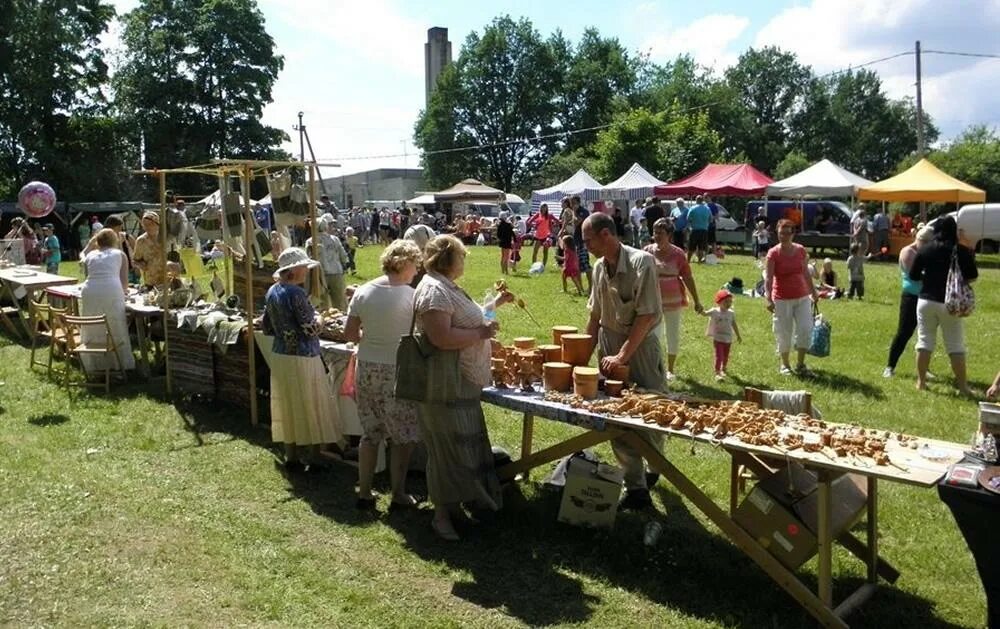 деревенская ярмарка. где были ярмарки в деревнях. ярмарка в деревне. подворье с овощами на ярмарке. ярмарка в деревне.