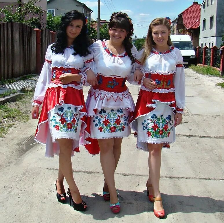 Современную украинскую. Стилизованные украинские костюмы. Белорусские народные костюмы в современном стиле. Стилизованный белорусский костюм. Стилизованные Белорусские костюмы.