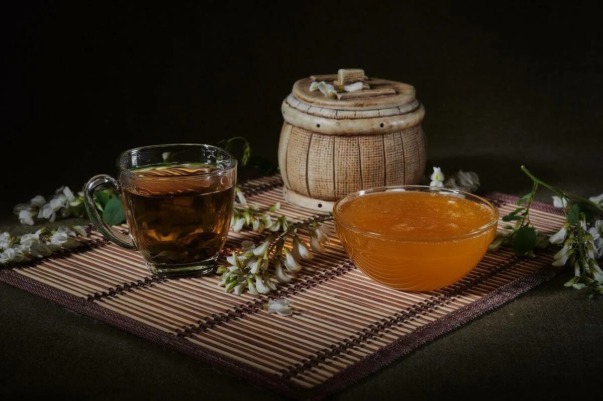 Чай с медом вред. Чай с медом. Чай с травами. Травяной чай с медом. Чай на травах и мед.