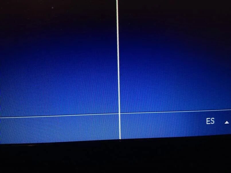 Горизонтальные линии на экране. Вертикальные и горизонтальные линии на экране. Горизонтальные линии на экране монитора ноутбука. Вертикал горизонтал линия. Белые тонкие горизонтальные линии на LCD дисплее.