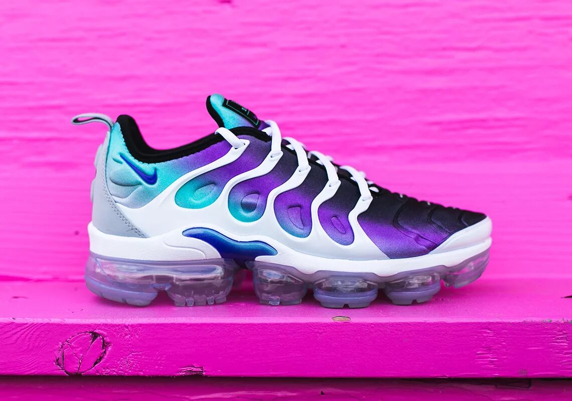 Кроссовки nike vapor. Найк VAPORMAX Plus. Nike Air VAPORMAX Plus. Найк АИР Макс вапормакс. Nike VAPORMAX TN Plus.