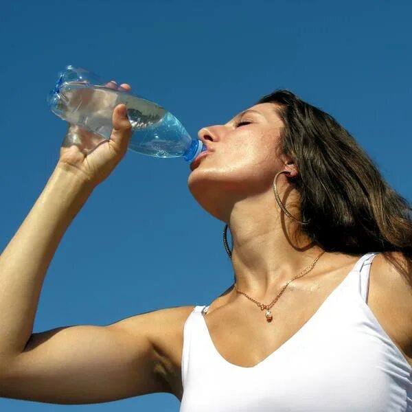 Картинка жаждущей женщины. Оля пьет холодную воду. Черемоша пьют холодную воду. Девушка пьет ледяную воду. Холодной воды напилась