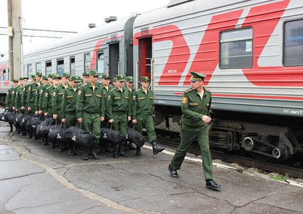 Военнослужащий в поезде. Железнодорожные войска Дальний Восток. Призывник в поезде. Призывники в вагоне. Эшелон призывников