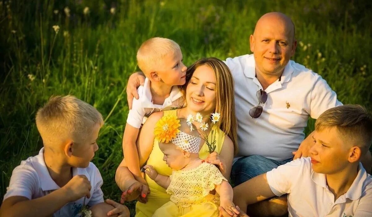 Уход за детьми в многодетной семье. Льготы многодетным семьям. Пособия многодетным семьям. Уход за детьми в многодетной семье. Многодетная семья жилье.